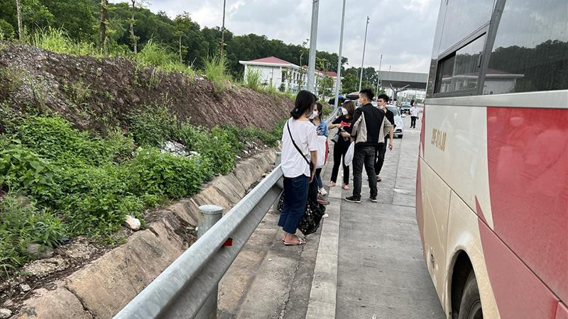 Ngoài bị xử phạt, tài xế Q. phải bố trí để số hành khách tăng thêm có phương tiện di chuyển (Ảnh: Cục Cảnh sát giao thông)