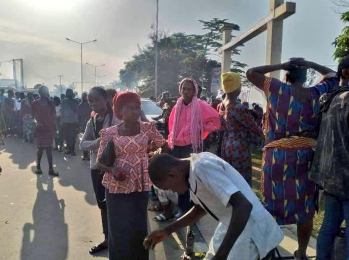 Người dân Nigeria tập trung gần hiện trường vụ giẫm đạp ở nhà thờ bang Rivers ngày 28-5