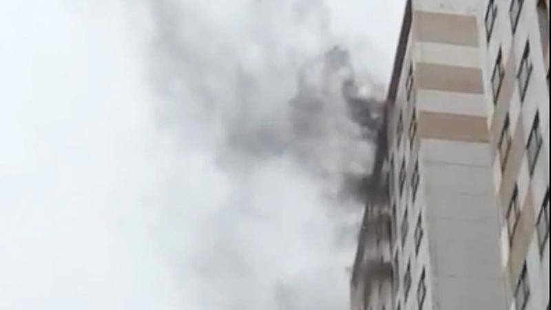 Khói đen phát ra từ căn hộ ở tầng 19 (Ảnh: Zing) Khói đen phát ra từ căn hộ ở tầng 19 (Ảnh: Zing)