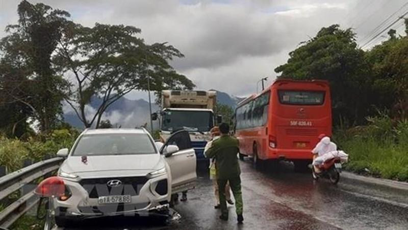 Thời điểm xảy ra va chạm, các phương tiện đang lưu thông trên đèo Bảo Lộc (Lâm Đồng) theo hướng từ TP Hồ Chí Minh đi Đà Lạt. (Ảnh: TTXVN) Thời điểm xảy ra va chạm, các phương tiện đang lưu thông trên đèo Bảo Lộc (Lâm Đồng) theo hướng từ TP Hồ Chí Minh đi Đà Lạt. (Ảnh: TTXVN)