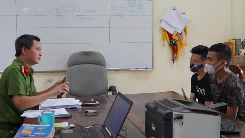 Cảnh sát lấy lời khai của 2 đối tượng cướp giật (Ảnh: Công an nhân dân)