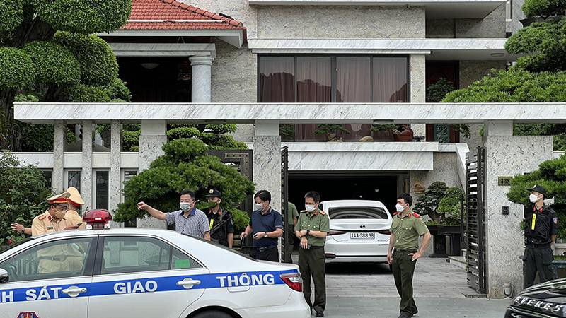 Lực lượng chức năng tiến hành khám xét nhà riêng ông Phạm Hồng Hà (Ảnh: Báo Thanh niên)