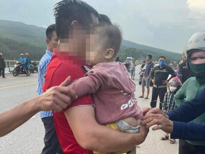 Cháu nhỏ con chị B. được người dân cứu kịp thời