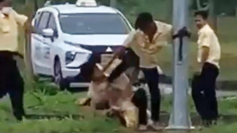 Một tài xế taxi bị đồng nghiệp hành hung (Ảnh cắt từ clip) Một tài xế taxi bị đồng nghiệp hành hung (Ảnh cắt từ clip)