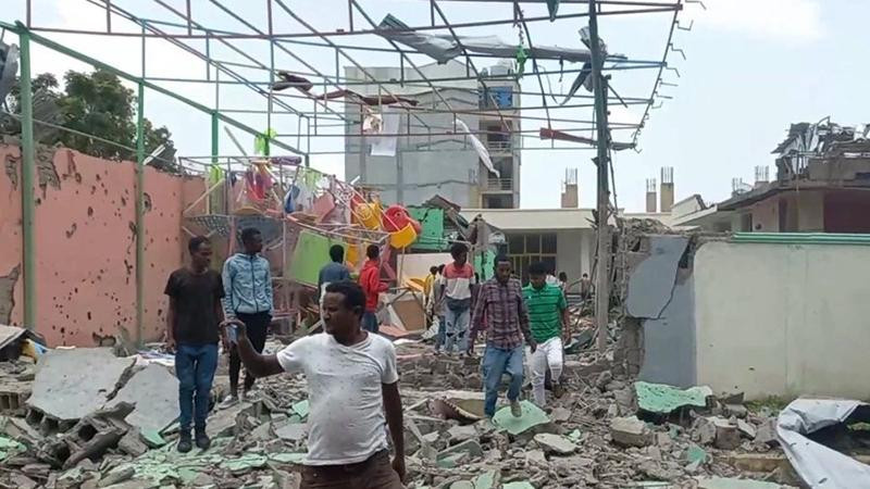 Hình ảnh được cho là hiện trường khu vực bị quân đội Ethiopia không kích ở Makelle hôm 26-8 Hình ảnh được cho là hiện trường khu vực bị quân đội Ethiopia không kích ở Makelle hôm 26-8