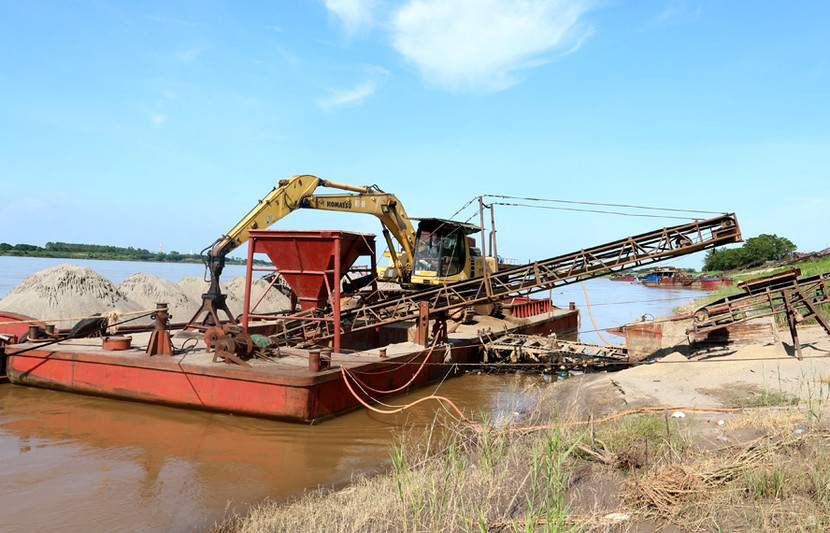 Các địa phương phải kiên quyết hơn để xử lý dứt điểm các điểm tập kết, trung chuyển cát, sỏi trái phép ven sông