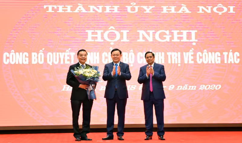 Bí thư Thành ủy Hà Nội Vương Đình Huệ chúc mừng đồng chí Chu Ngọc Anh