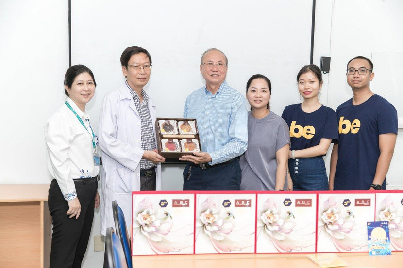 Đại diện be và ABC Bakery trao bánh trung thu cho BV Bệnh Nhiệt đới TP.HCM Đại diện be và ABC Bakery trao bánh trung thu cho BV Bệnh Nhiệt đới TP.HCM