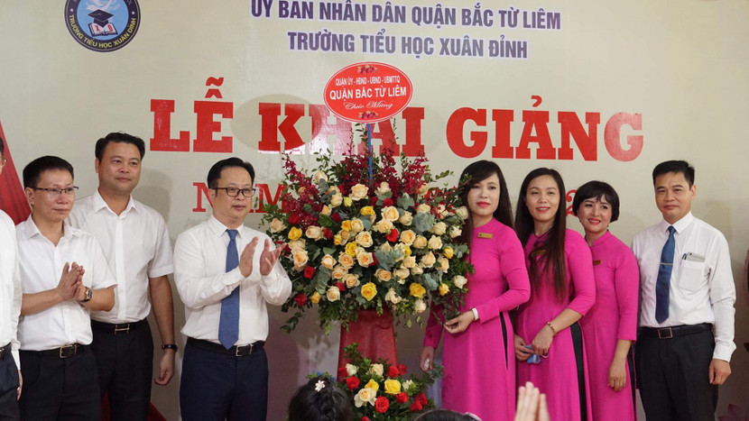 Ông Trần Thế Cương dự khai giảng tại trường Tiểu học Xuân Đỉnh Ông Trần Thế Cương dự khai giảng tại trường Tiểu học Xuân Đỉnh