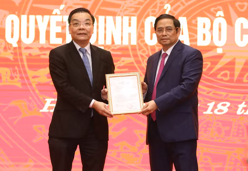 Trưởng Ban Tổ chức Trung ương Phạm Minh Chính trao Quyết định cho đồng chí Chu Ngọc Anh