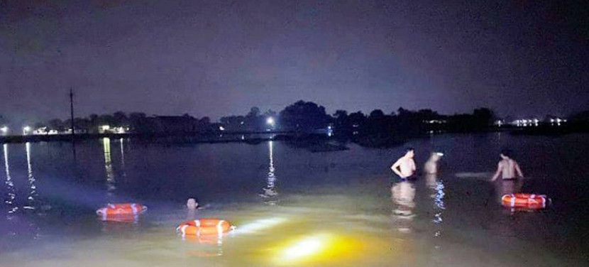 Lực lượng cứu hộ tìm kiếm thi thể anh Quảng và Thế