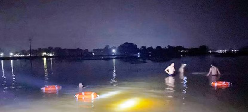 Lực lượng cứu hộ tìm kiếm thi thể anh Quảng và Thế