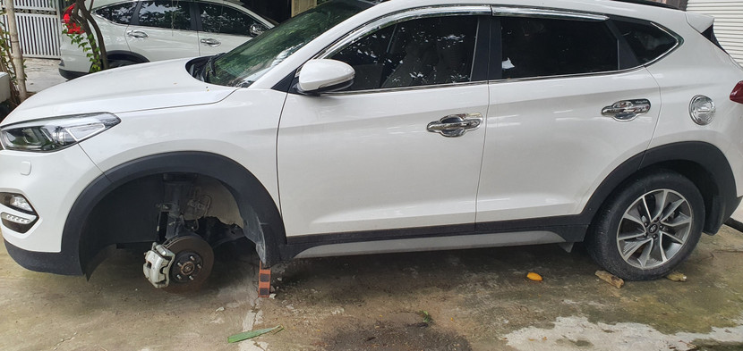 Một trong những chiếc xe mà Kỳ đã tháo bánh Một trong những chiếc xe mà Kỳ đã tháo bánh