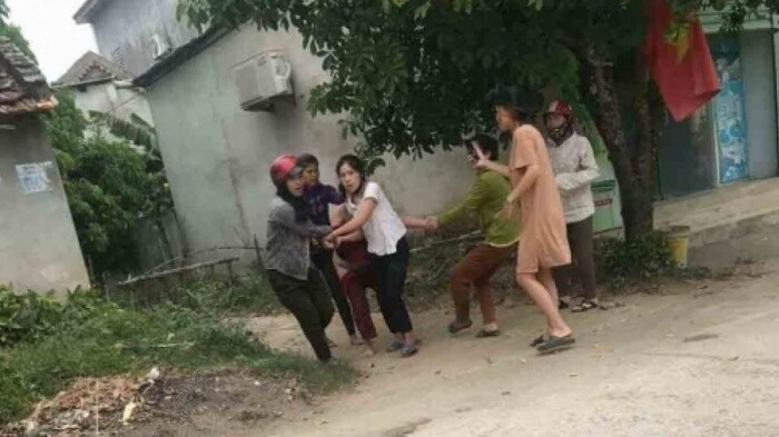 Chị H. bị đánh tập thể và kéo lê trên đường Chị H. bị đánh tập thể và kéo lê trên đường