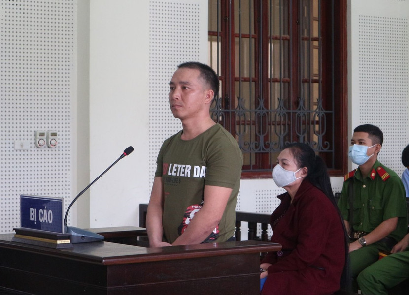 Dềnh Bá Lỉa trong phiên xét xử Dềnh Bá Lỉa trong phiên xét xử