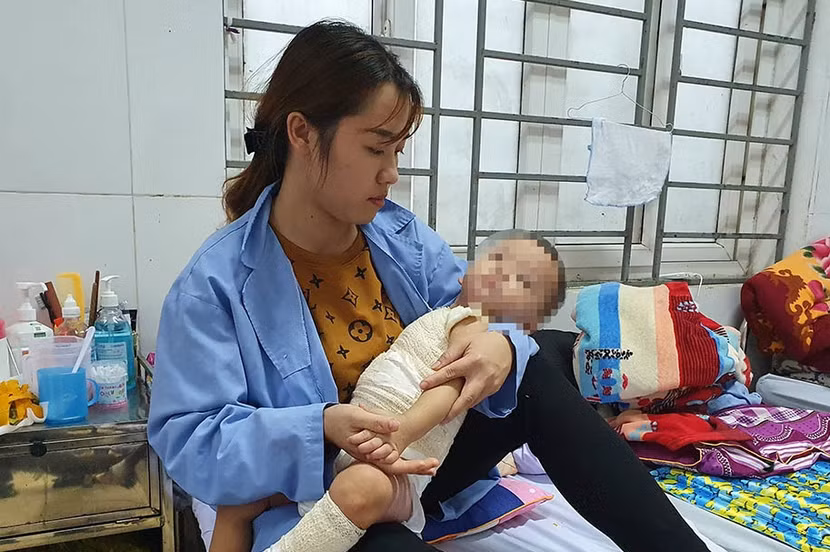 Bé A. đang dần bình phục sau khi được điều trị (ảnh: N.T)