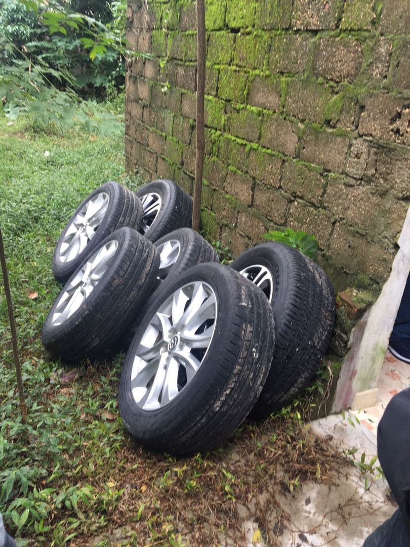 Số bánh xe mà Kỳ tháo trộm đưa về ngôi nhà hoang của gia đình cất giấu Số bánh xe mà Kỳ tháo trộm đưa về ngôi nhà hoang của gia đình cất giấu