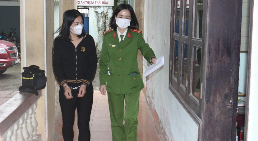 Người phụ nữ cầm đầu đường dây đánh bạc 100 tỷ đồng vừa bị đánh sập (Áo đen) Người phụ nữ cầm đầu đường dây đánh bạc 100 tỷ đồng vừa bị đánh sập (Áo đen)