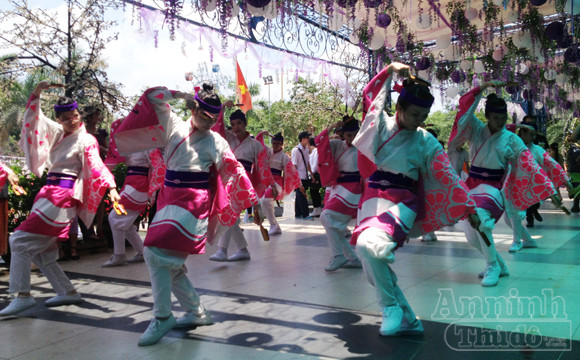 Nóng 40°C, giới trẻ Hà Nội vẫn váy áo lòa xòa, hào hứng Cosplay ảnh 1