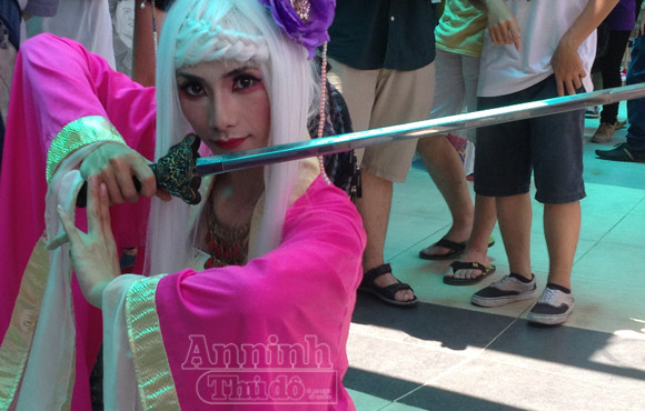 Nóng 40°C, giới trẻ Hà Nội vẫn váy áo lòa xòa, hào hứng Cosplay ảnh 8