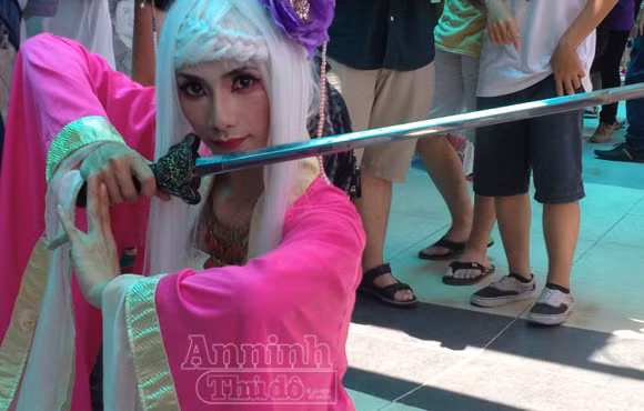 Nóng 40°C, giới trẻ Hà Nội vẫn váy áo lòa xòa, hào hứng Cosplay ảnh 8