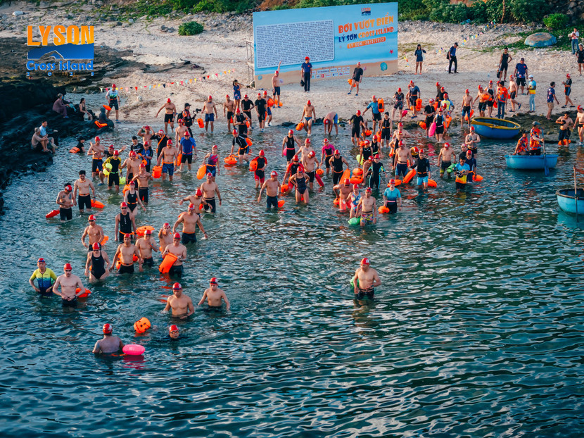 Các vận động viên cự li 5km xuất phát tại khu vực Cổng Tò Vò, Lý Sơn Các vận động viên cự li 5km xuất phát tại khu vực Cổng Tò Vò, Lý Sơn