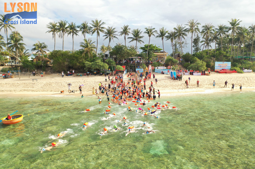 Các vận động viên cự li 2km và 1km xuất phát tại khu vực đảo bé (đảo An Bình), Lý Sơn Các vận động viên cự li 2km và 1km xuất phát tại khu vực đảo bé (đảo An Bình), Lý Sơn