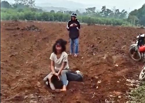 Hai nữ sinh đánh nhau (ảnh cắt từ clip) Hai nữ sinh đánh nhau (ảnh cắt từ clip)