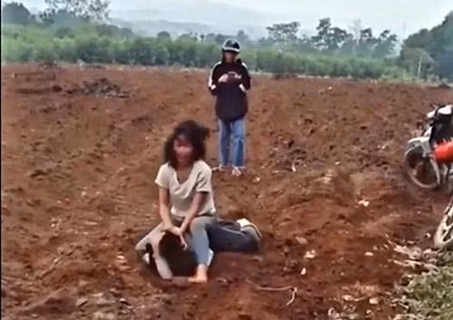 Hai nữ sinh đánh nhau (ảnh cắt từ clip)