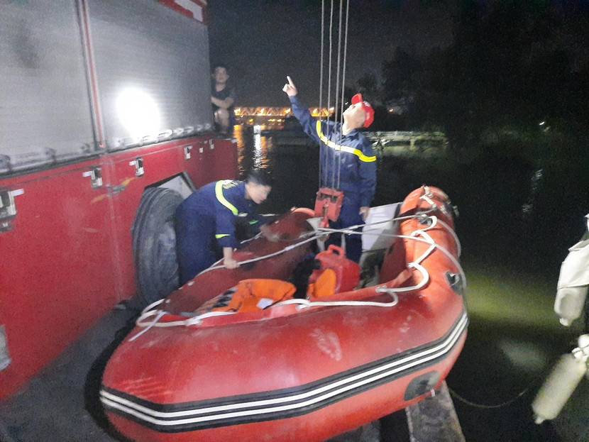 Lực lượng PCCC&CNCH tìm kiếm thi thể anh S. trên sông Lực lượng PCCC&CNCH tìm kiếm thi thể anh S. trên sông