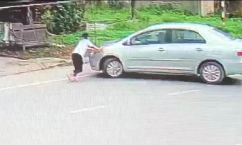Dù bị bé N. chặn xe nhưng Dũng vẫn lái xe bỏ đi (ảnh cắt từ clip)