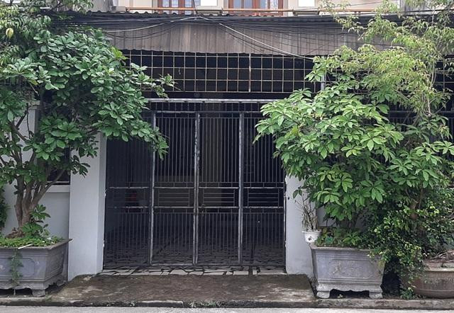 Vừa mở cổng nhà, bà V. bị tạt a xit vào mặt Vừa mở cổng nhà, bà V. bị tạt a xit vào mặt