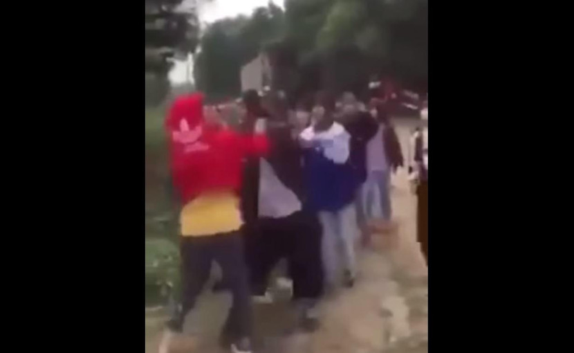 Nhóm nữ sinh đánh hội đồng P.A để dằn mặt (ảnh cắt từ clip)