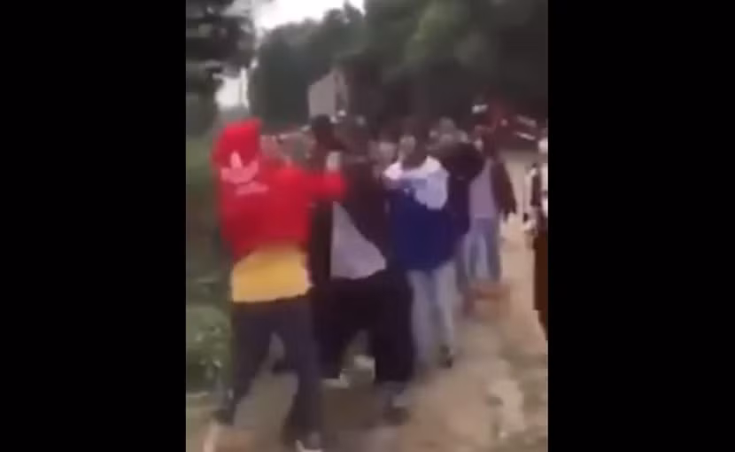 Nhóm nữ sinh đánh hội đồng P.A để dằn mặt (ảnh cắt từ clip) Nhóm nữ sinh đánh hội đồng P.A để dằn mặt (ảnh cắt từ clip)