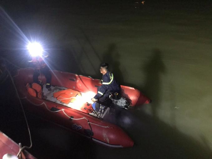 Lực lượng cứu hộ tìm kiếm nạn nhân trong đêm