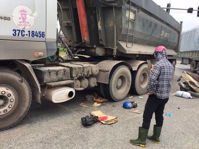 Hiện trường nơi xảy ra vụ tai nạn khiến 2 người tử vong, 1 người bị thương Hiện trường nơi xảy ra vụ tai nạn khiến 2 người tử vong, 1 người bị thương