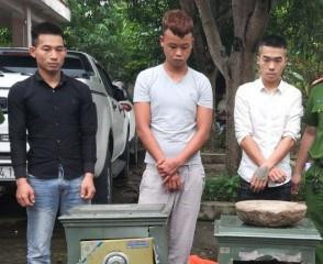 Ngọc, Dũng, Quân cùng tang vật tại cơ quan công an