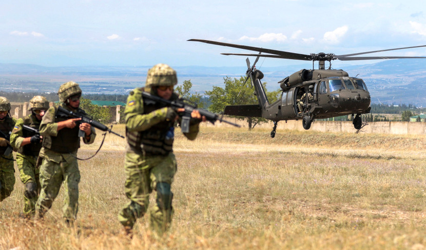 Cách tiếp cận “lai” này giúp quân đội Mỹ linh hoạt hơn trong sử dụng lực lượng, đặc biệt ở những khu vực có nguy cơ bị tấn công bằng tên lửa phòng không hoặc tác chiến điện tử.