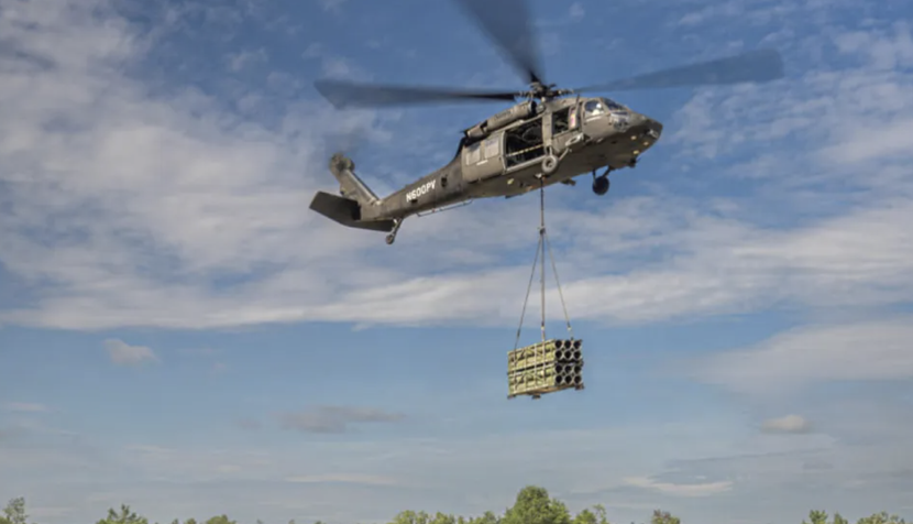 Trong cuộc diễn tập Northern Strike 25-2 vừa qua, chiếc UH-60 OPV đã hoàn thành nhiều nhiệm vụ khác nhau như thả hàng tiếp tế bằng dù, vận chuyển hàng hóa bằng móc treo, và thực hiện sơ tán thương binh.