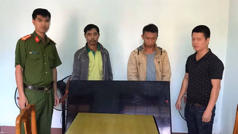 2 đối tượng cùng số tài sản đã trộm cắp (Ảnh: Tuổi Trẻ)