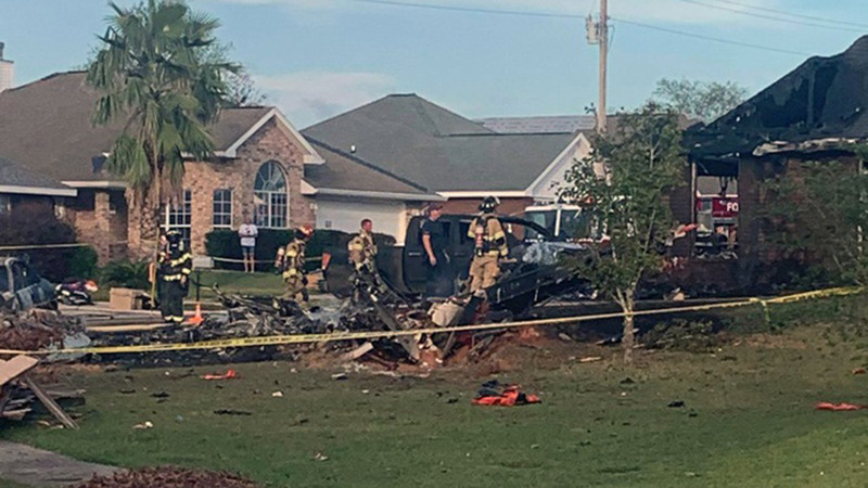 Hiện trường nơi máy bay lao xuống mặt đất (ảnh: AP)