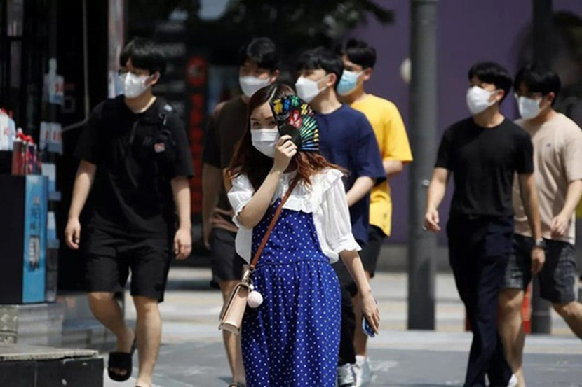 Người dân đeo khẩu trang trên đường phố ở thủ đô Seoul, Hàn Quốc Người dân đeo khẩu trang trên đường phố ở thủ đô Seoul, Hàn Quốc