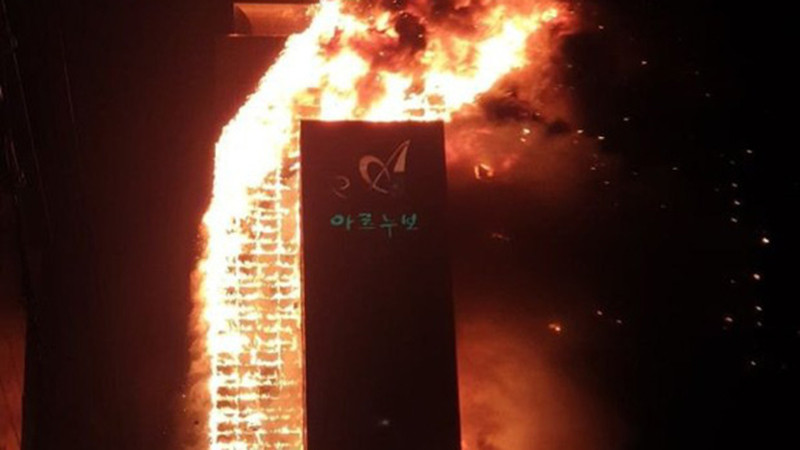 Tòa nhà như biến thành ngọn đuốc khổng lồ trong đêm 8-10 Tòa nhà như biến thành ngọn đuốc khổng lồ trong đêm 8-10