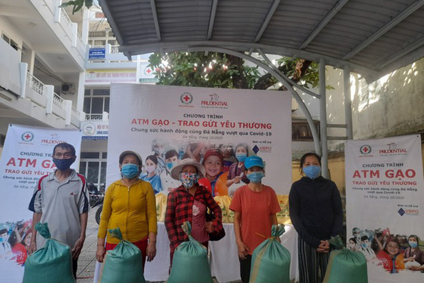 Bà con lao động nghèo tại Đà Nẵng với niềm vui nhận gạo hỗ trợ từ ATM gạo (Ảnh: Thanh Niên) Bà con lao động nghèo tại Đà Nẵng với niềm vui nhận gạo hỗ trợ từ ATM gạo (Ảnh: Thanh Niên)