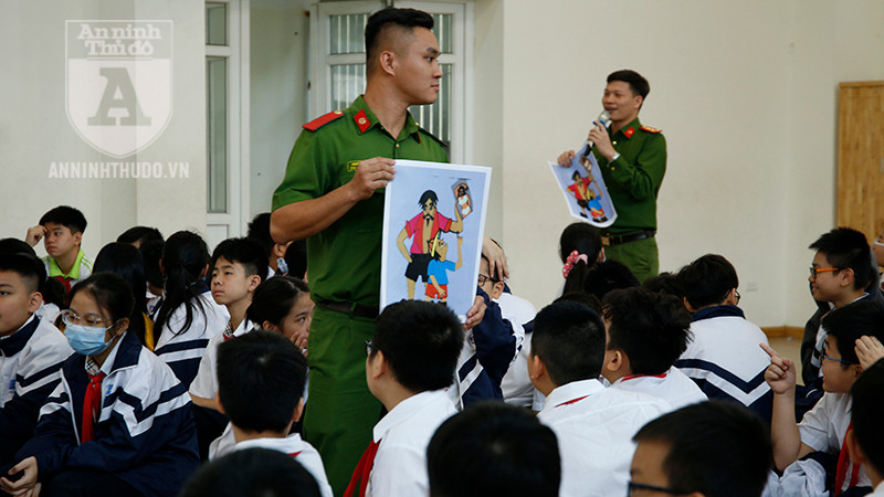 Cán bộ Công an quận Hai Bà Trưng tuyên truyền phòng tránh xâm hại tình dục trẻ em bằng tranh ảnh Cán bộ Công an quận Hai Bà Trưng tuyên truyền phòng tránh xâm hại tình dục trẻ em bằng tranh ảnh