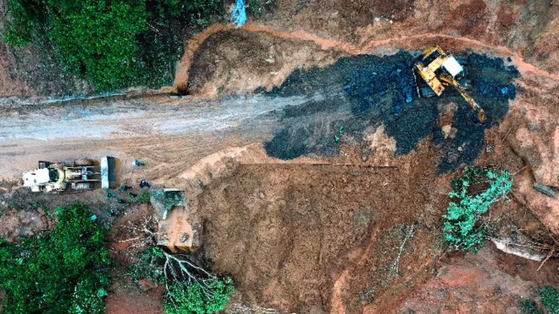 Mưa lũ khiến nhiều đoạn đường ở tỉnh Quảng Trị bị sạt lở nghiêm trọng (ảnh: Zing)