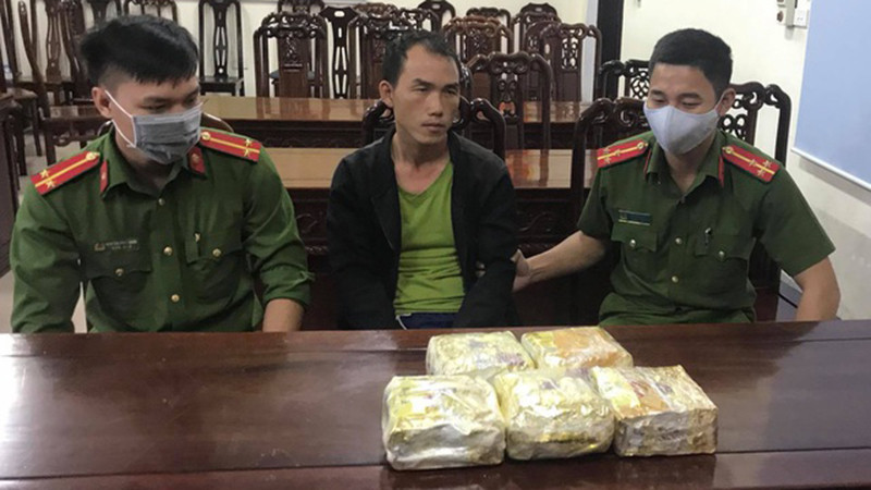 Đối tượng Tu Lỳ cùng tang vật (Ảnh: Dân trí) Đối tượng Tu Lỳ cùng tang vật (Ảnh: Dân trí)