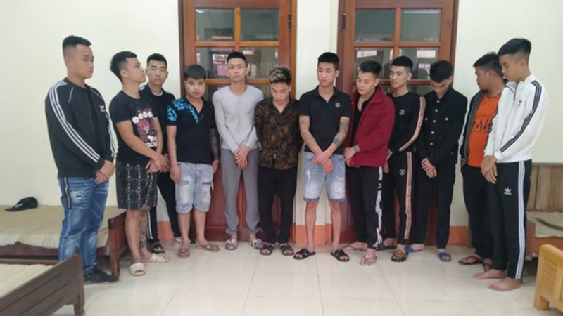 Các thanh niên bị triệu tập về trụ sở công an (ảnh: Công an cung cấp)