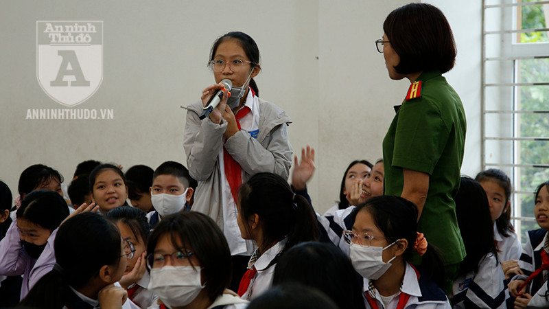 Những câu hỏi nhanh được đưa ra nhằm củng cố và khắc sâu vào tâm trí học sinh những kiến thức về phòng tránh xâm hại tình dục Những câu hỏi nhanh được đưa ra nhằm củng cố và khắc sâu vào tâm trí học sinh những kiến thức về phòng tránh xâm hại tình dục