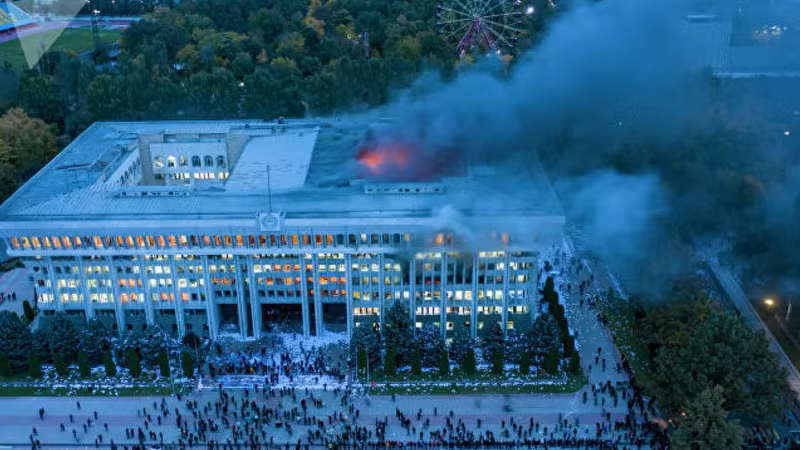 Nhà Trắng - trụ sở làm việc của Quốc hội và Tổng thống Kyrgystan ở Bishkek đã bị người biểu tình đốt cháy
